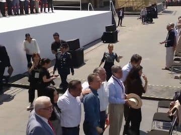 Claudia Sheinbaum en un evento público, representando el liderazgo en políticas de bienestar.