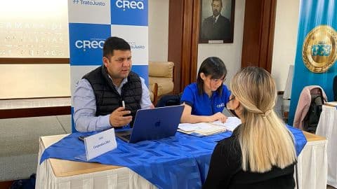 Clientes interactuando con personal de la Cooperativa CREA, reflejando la actividad previa a su liquidación.
