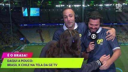 Comentarista Bruno Formiga visivelmente emocionado durante a estreia da ge tv, destacando a paixão e autenticidade