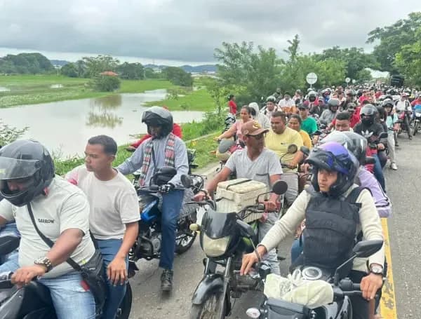Communauté en mouvement sur une route, illustrant la solidarité et la détermination.