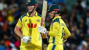 Cooper Connolly et un coéquipier australien, symboles de la nouvelle génération de talents du cricket australien.