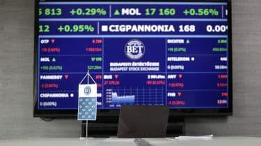 Écran affichant les cours de la Bourse de Budapest (BET), reflétant la performance économique et la stratégie d'investissement.