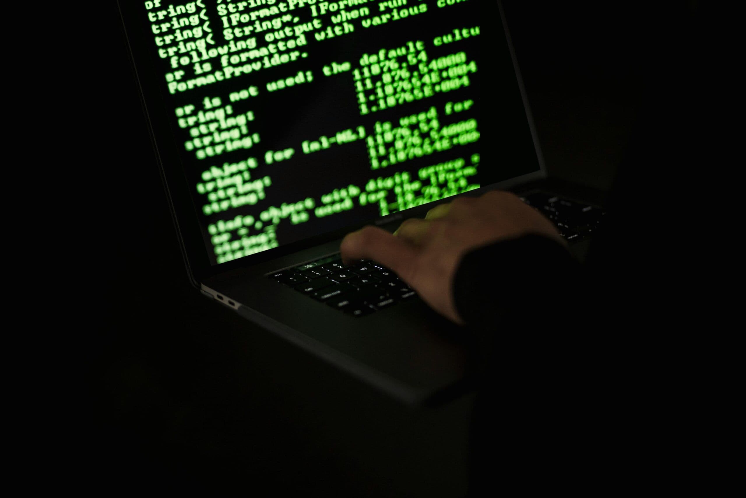 Écran d'ordinateur affichant du code, représentant l'erreur technique du prestataire de services de paiement OFSZ.