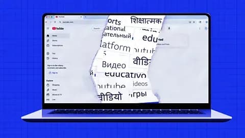Écran d'ordinateur portable affichant YouTube, avec des mots liés à l'éducation et aux plateformes dans différentes langues.