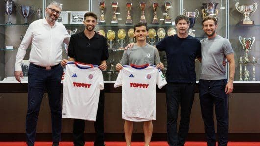Cérémonie de signature de nouveaux joueurs du Hajduk Split devant des trophées