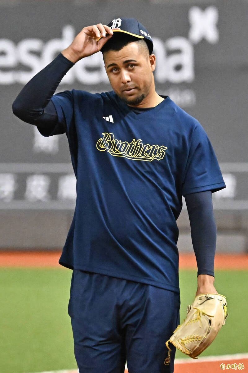 CTBC Brothers pitcher Wei Li-Jia on the field, awaiting roster decisions