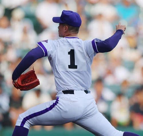 Daiki Yoshida stepping onto the Koshien mound to deliver his decisive single pitch.
