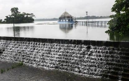 Débordement du barrage de La Mesa, illustrant les niveaux d'eau critiques.