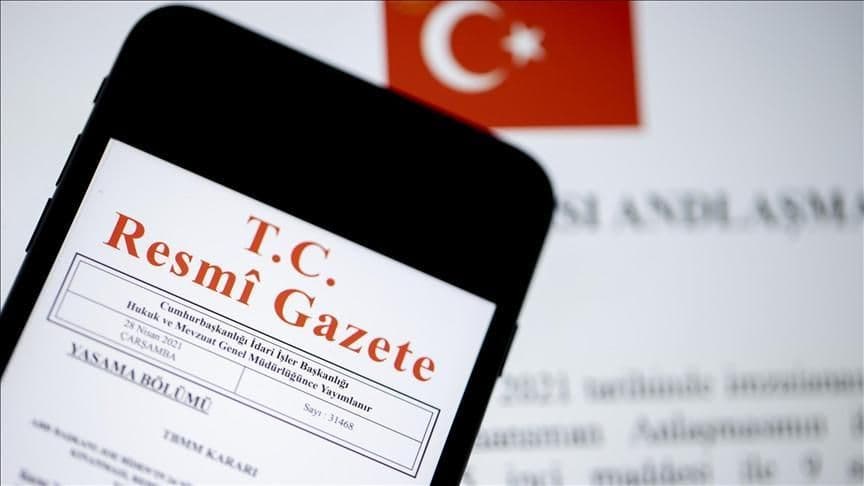 Décret présidentiel du 12 août 2025 sur les changements au sein de la Gendarmerie turque affiché sur un smartphone.
