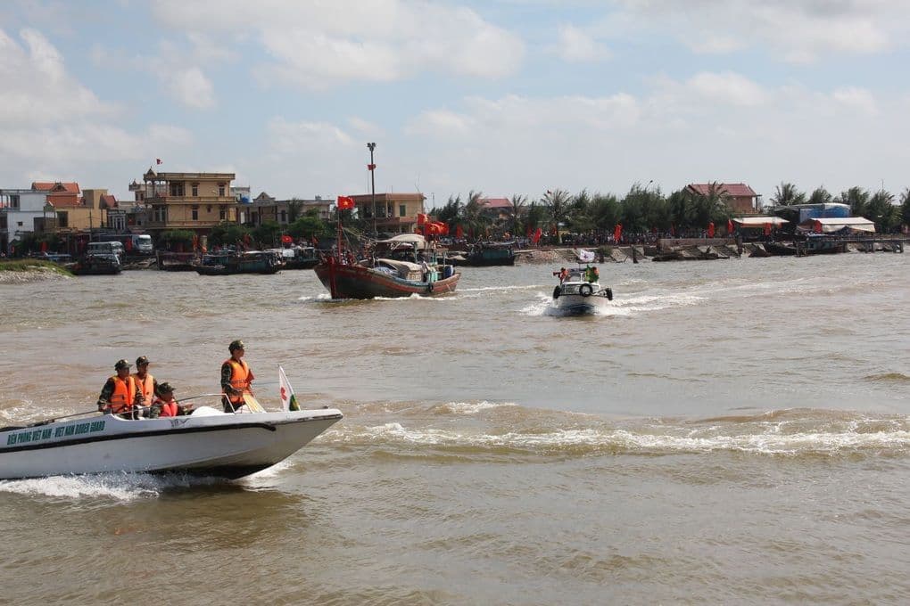 Des agents vietnamiens patrouillent pour faire respecter l'interdiction de la mer dans la province de Hưng Yên.