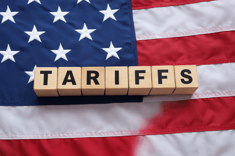 Des blocs de bois épelant 'TARIFFS' sur le drapeau américain, symbolisant les négociations commerciales entre Taïwan et les États-Unis.