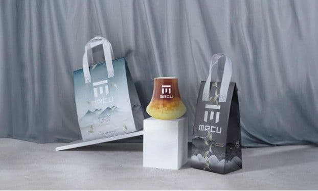 Des boissons Macu Tea 'Hong Xuan Oolong' et des sacs de marque, présentés dans un décor moderne, illustrant l'intégration de la marque dans le mode de vie taïwanais.