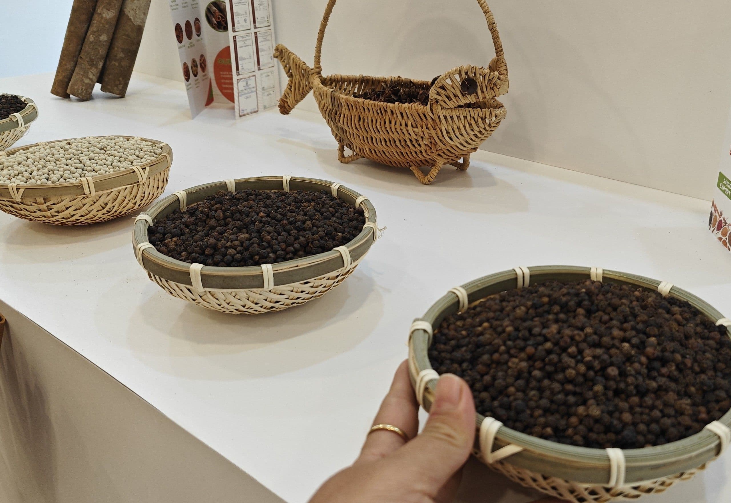 Des bols de poivre noir et blanc sur une table, symbolisant le marché vietnamien du poivre et sa volatilité.