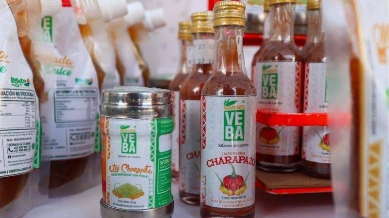 Des bouteilles de sauce piquante Charapazo et de poudre de Charapitas, exemples de produits péruviens innovants réinventant la tradition culinaire.