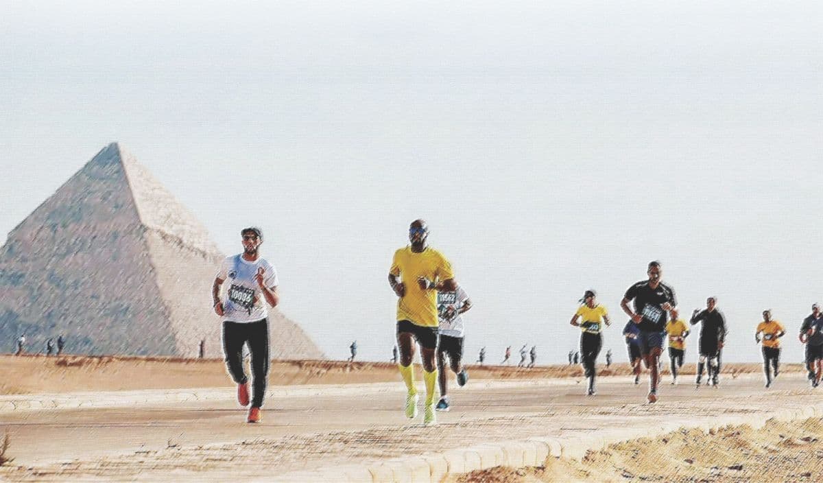 Des coureurs s'exercent sous un soleil intense, illustrant les risques des activités extérieures par forte chaleur.