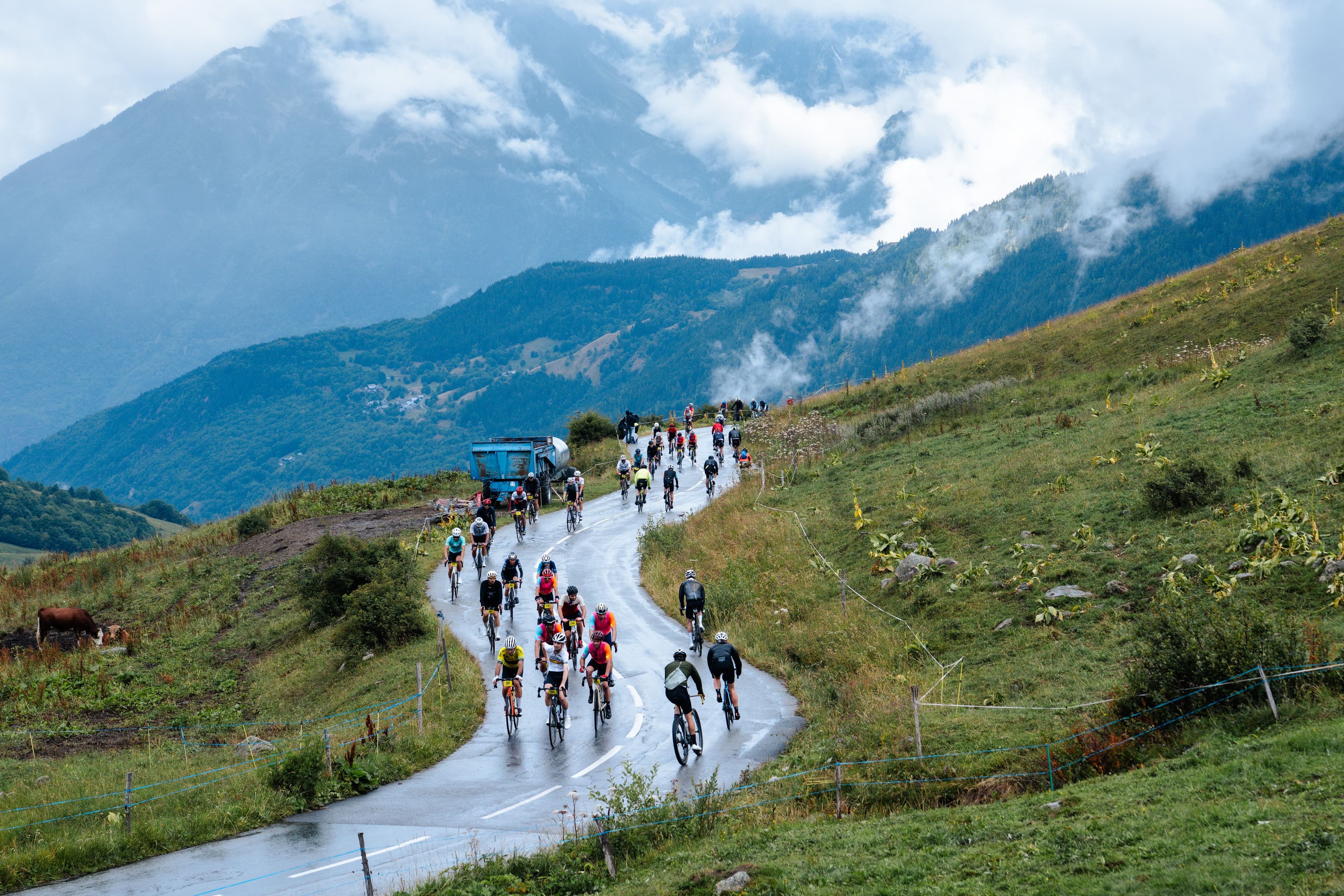 Des cyclistes en route vers le redoutable Col de la Madeleine lors du Tour de France Femmes.