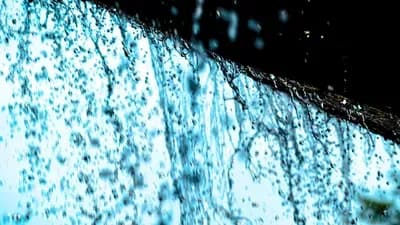 Des gouttes d'eau éclaboussant, symbolisant l'arrivée des averses et orages attendus à Almaty.