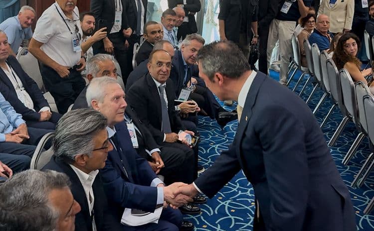 Des hommes d'affaires se serrent la main lors d'un événement, symbolisant les partenariats et l'impact de l'entrepreneuriat.