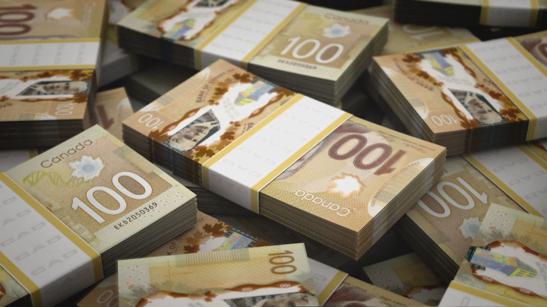 Des liasses de billets de 100 dollars canadiens, symbolisant les enjeux financiers et les critiques du programme de rachat d'armes à feu.
