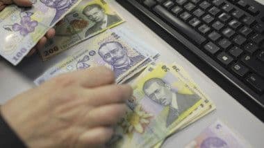 Des mains comptant des billets de lei roumains, symbolisant l'investissement financier crucial pour un avenir durable et le développement local en Roumanie.