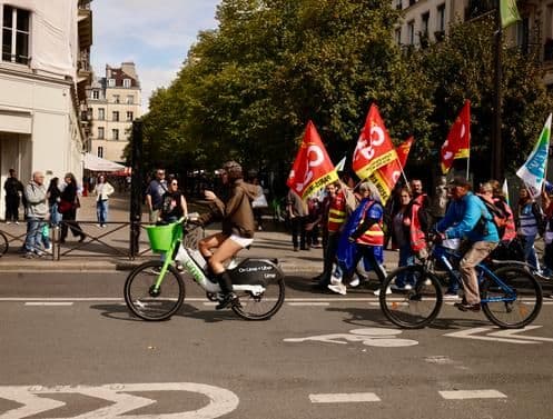 Des militants et syndicalistes rassemblés place du Châtelet à Paris lors de la manifestation 'Bloquons tout' du 10 septembre 2025.