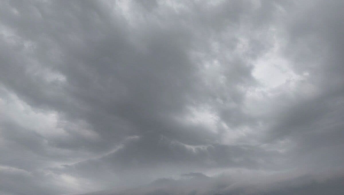 Des nuages sombres annonçant des orages, symbolisant une vigilance orange de Météo-France.