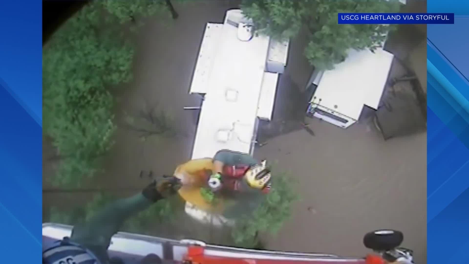 Des personnes secourues par hélicoptère au-dessus d'une maison inondée, montrant les mesures d'adaptation face aux intempéries.