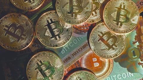 Des pièces de Bitcoin, représentant la volatilité financière et la gestion des finances personnelles.