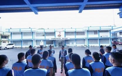 Des policiers de Bicol se préparent pour la réponse aux catastrophes, suite à la déclaration de l'état de calamité.