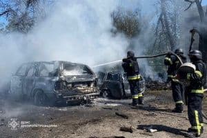 Des pompiers en action, luttant contre les incendies causés par l'attaque à Odessa.