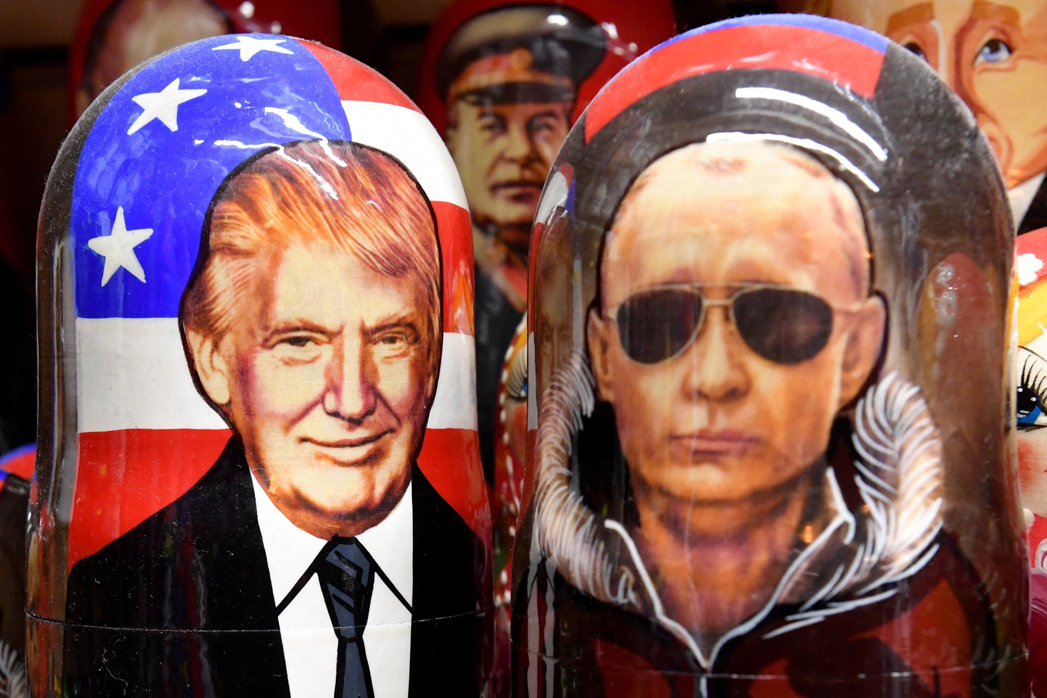 Des poupées russes Matryoshka représentant Donald Trump et Vladimir Poutine, symbolisant la complexité des relations diplomatiques.