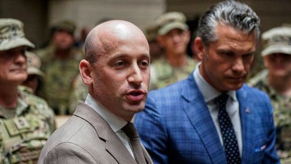 Des responsables gouvernementaux, avec un arrière-plan militaire, évoquant les discussions sur les urgences nationales et la politique.