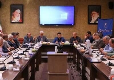 Des responsables iraniens en réunion, discutant des efforts et des défis liés à la restauration du lac d'Ourmia.