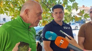 Des responsables s'adressant aux médias à Lesovo, reflétant la déclaration d'état de catastrophe et la coordination des efforts.