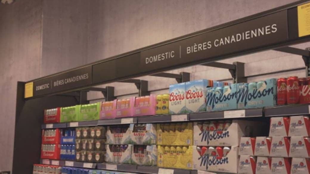 Des étagères de bières canadiennes dans un magasin, symbolisant les coupes de taxes sur l'alcool en Ontario.
