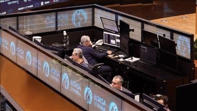 Des traders et analystes travaillant sur le parquet de la Bourse d'Istanbul, surveillant les marchés.