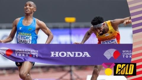Deux athlètes franchissant la ligne d'arrivée lors d'une course d'athlétisme.