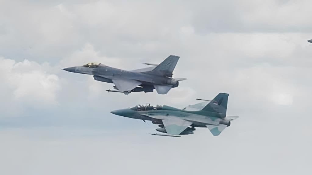 Deux avions de chasse, un F-16 et un Gripen, de la Royal Thai Air Force en mission aérienne.