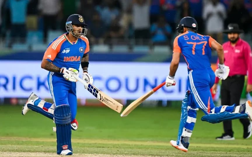 Deux batteurs indiens en pleine action lors d'un match de cricket, symbolisant l'intensité de la finale de l'Asia Cup.