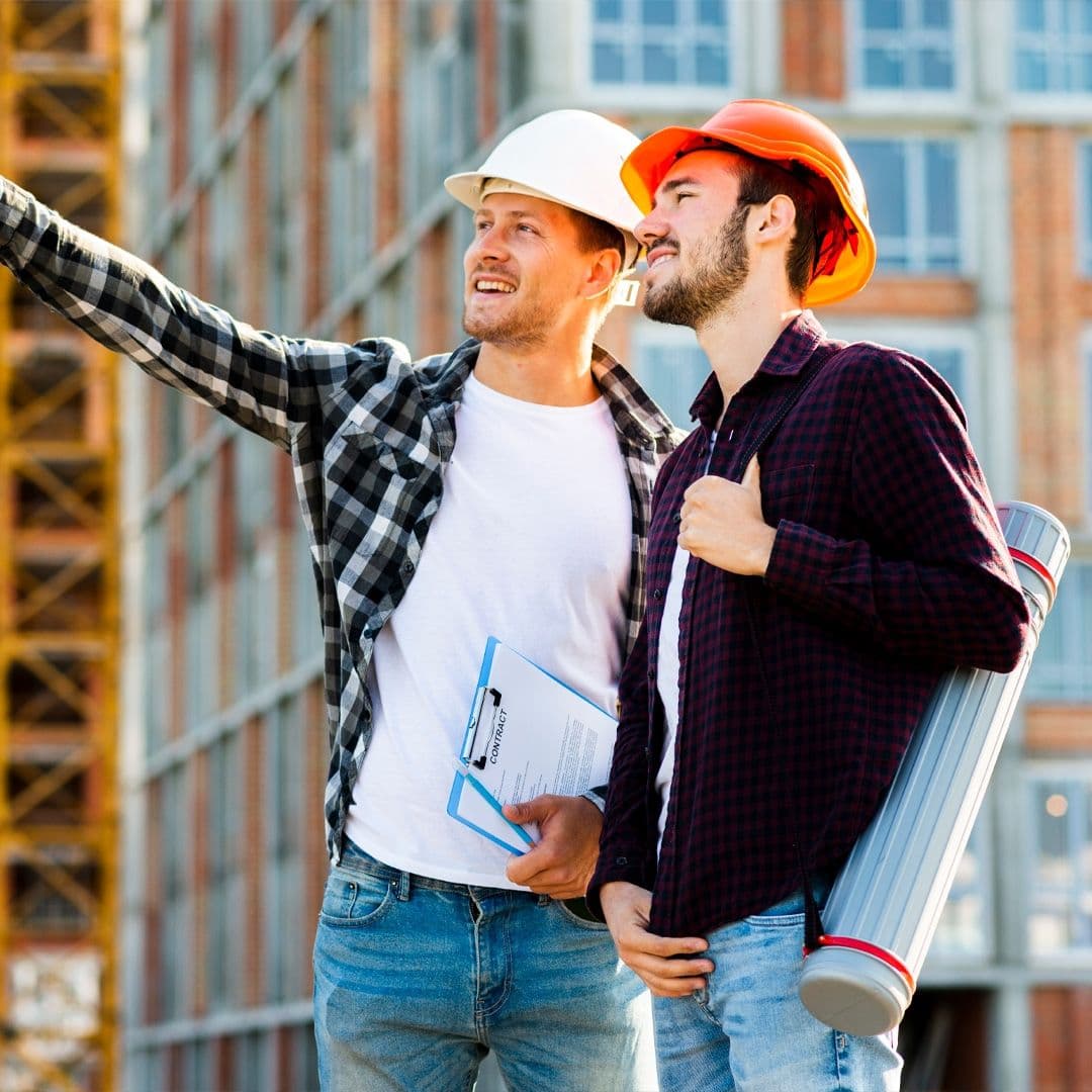Deux hommes en casques de chantier, symbolisant l'emploi et le développement des compétences soutenu par Sence.