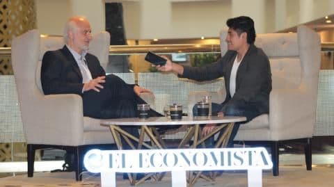 Deux hommes en discussion, représentant les dialogues bilatéraux et la coopération technique entre le Mexique et les États-Unis face à la crise du ver térébrant.