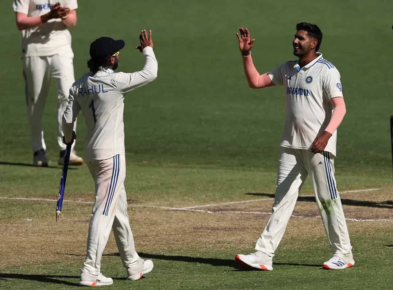 Deux joueurs de cricket indiens se félicitant sur le terrain, illustrant la performance et la polyvalence de l'équipe.