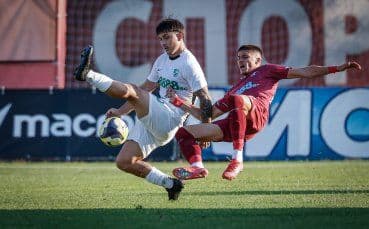 Deux joueurs de Septemvri et Beroe en duel aérien, représentant l'intensité du match et ses conséquences au classement.