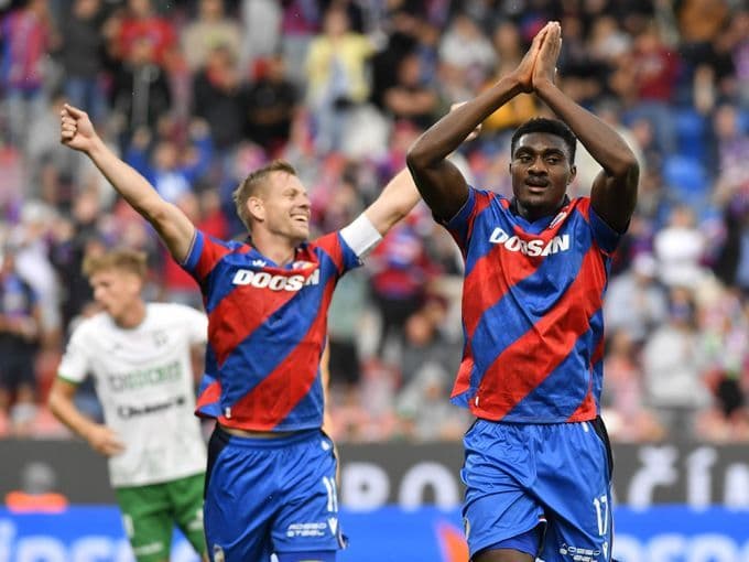 Deux joueurs du Viktoria Plzeň célébrant un moment du match, illustrant la passion et la magie imprévisible du football