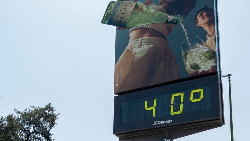 Digital billboard displaying 40 degrees Celsius, illustrating the extreme temperatures contributing to the human toll in European cities.