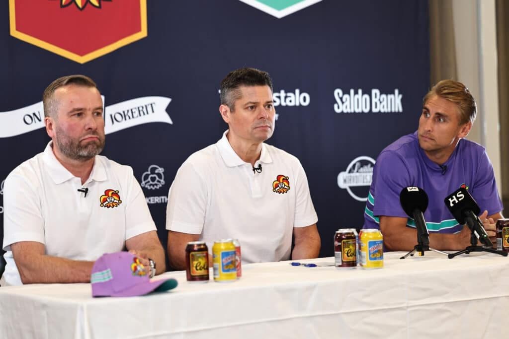 Dirigeants des Jokerit lors d'une conférence de presse, illustrant l'ambition des clubs de Mestis de progresser vers la Liiga.