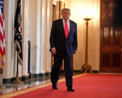 Donald Trump, architecte des tarifs réciproques, marchant dans la Maison Blanche.