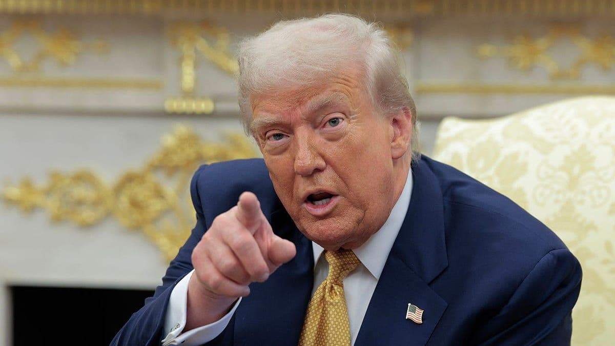 Donald Trump, le doigt levé, réagit à la décision de justice sur les tarifs.