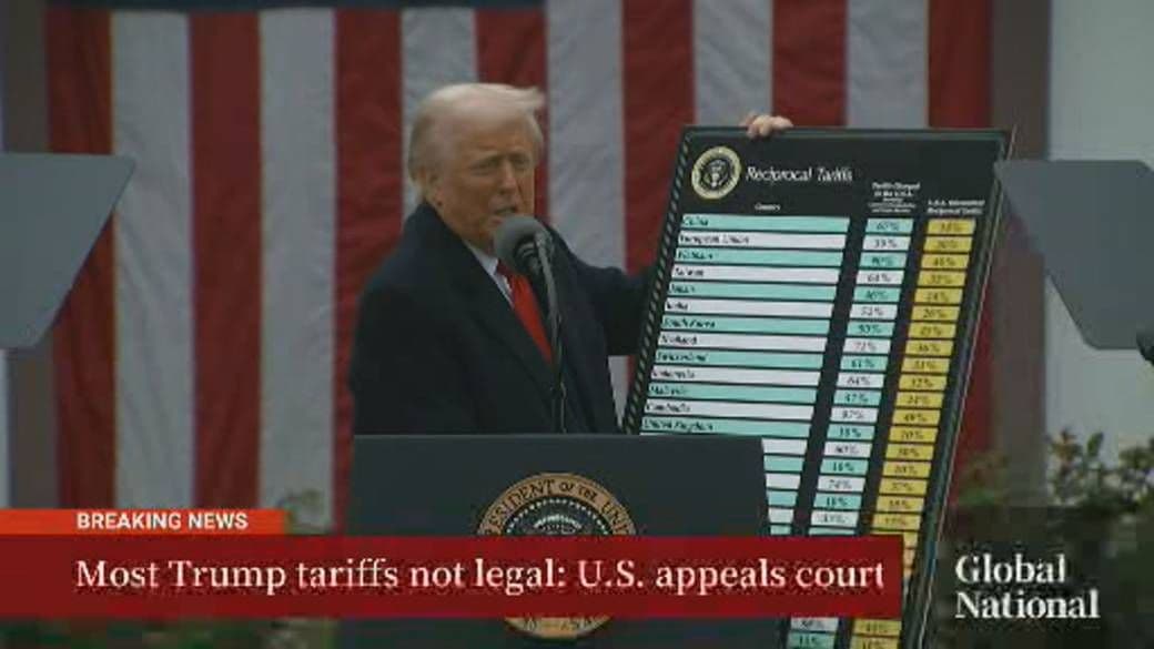 Donald Trump présentant un tableau des tarifs douaniers réciproques, avec un bandeau d'actualité indiquant que la cour d'appel a jugé ses tarifs illégaux.