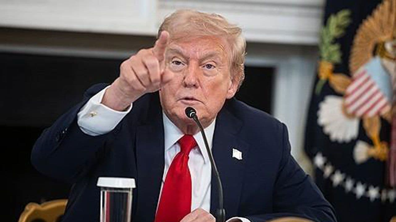 Donald Trump évoquant l'augmentation massive des tarifs douaniers sur les produits chinois.